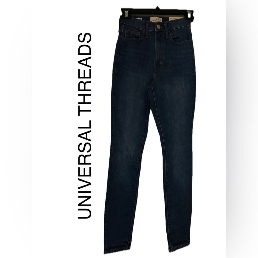 NWT UNIVERSAL THREADS JEANS SIZE 00. THESE JEANS HAVE THE TAGS AND MSRP FOR $28